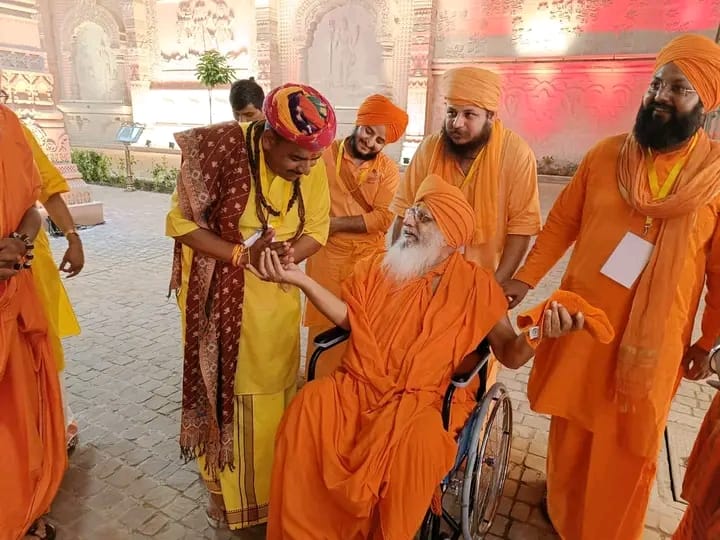 Read more about the article श्री महाकाल लोक लोकार्पण में पूज्य संतो का पावन सानिध्य….